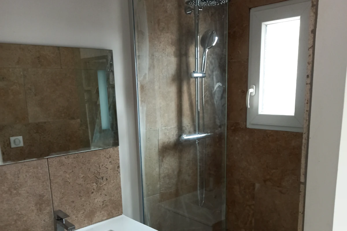 La Roquette, salle d’eau d’un appartement après rénovation